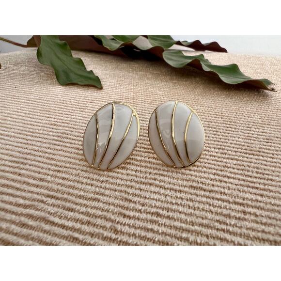 Vintage Mod White & Gold Geometric Earrings, Clip-on Costume Earrings - Picture 5 of 9